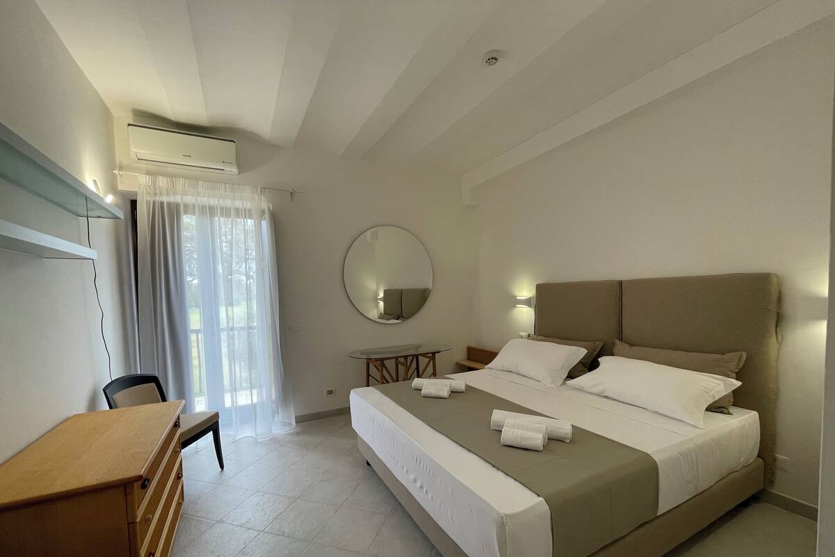 Minibar, desk, WiFi (free), bed sheets