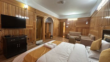 Suite | Desk, laptop workspace, free WiFi