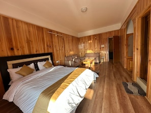 Suite | Desk, laptop workspace, free WiFi
