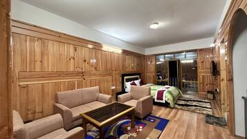 Suite | 1 bedroom, desk, laptop workspace, free WiFi