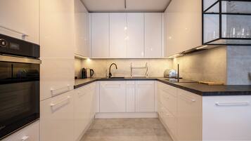 Apartment (16) | Private kitchen | Fridge, stovetop, electric kettle, cookware/dishes/utensils
