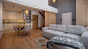 Un apartamento moderno con comedor, cocina y sala de estar.