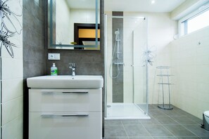 Apartment (13) | Bathroom | Shower, towels