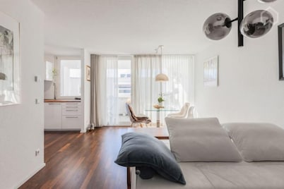 EXQUIS 2BR Luxury Apt. ROLF BENZ Parking Centre Kitchen Pick-up Service Airport