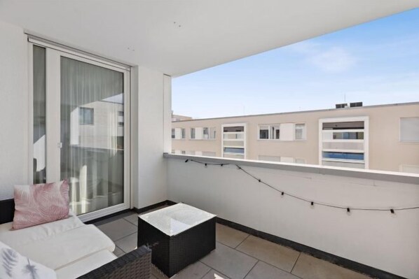 Property amenity - EXQUIS 2BR Luxury Apt. ROLF BENZ Parking Centre Kitchen Pick-up Service Airport (Boblingen)