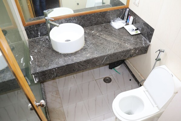 Habitación Deluxe doble, vistas a la ciudad | Baño | Artículos de higiene personal gratuitos, toallas, jabón y champú