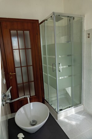 Dusche, Haartrockner, Bidet, Handtücher