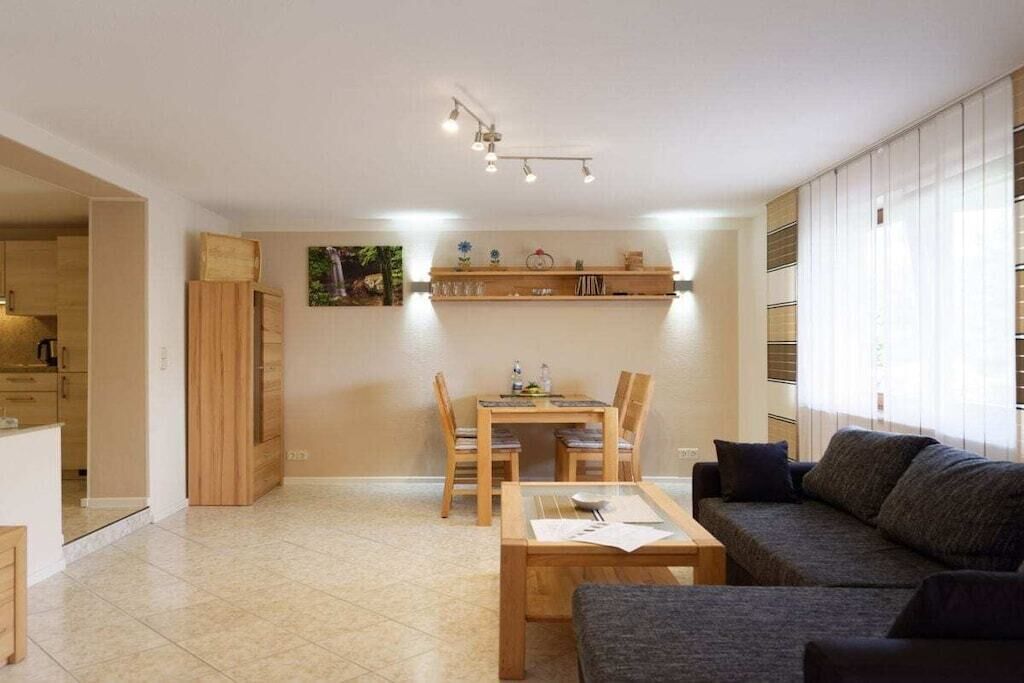 Smart-TV, DVD-Player, Bücher, Stereoanlage