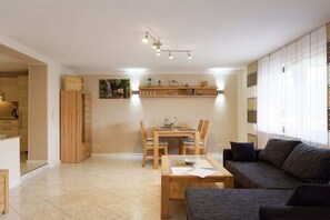 Smart-TV, DVD-Player, Bücher, Stereoanlage