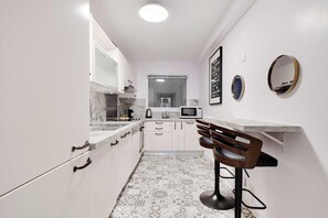 Réfrigérateur, micro-ondes, four, plaque de cuisson