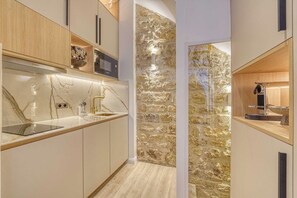 Réfrigérateur, micro-ondes, plaque de cuisson, lave-vaisselle