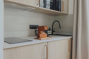 Geladeira, micro-ondas, fogão, cooktop