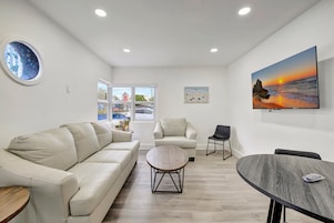 Deluxe Condo, 2 Bedrooms, Non Smoking, Patio | Living area