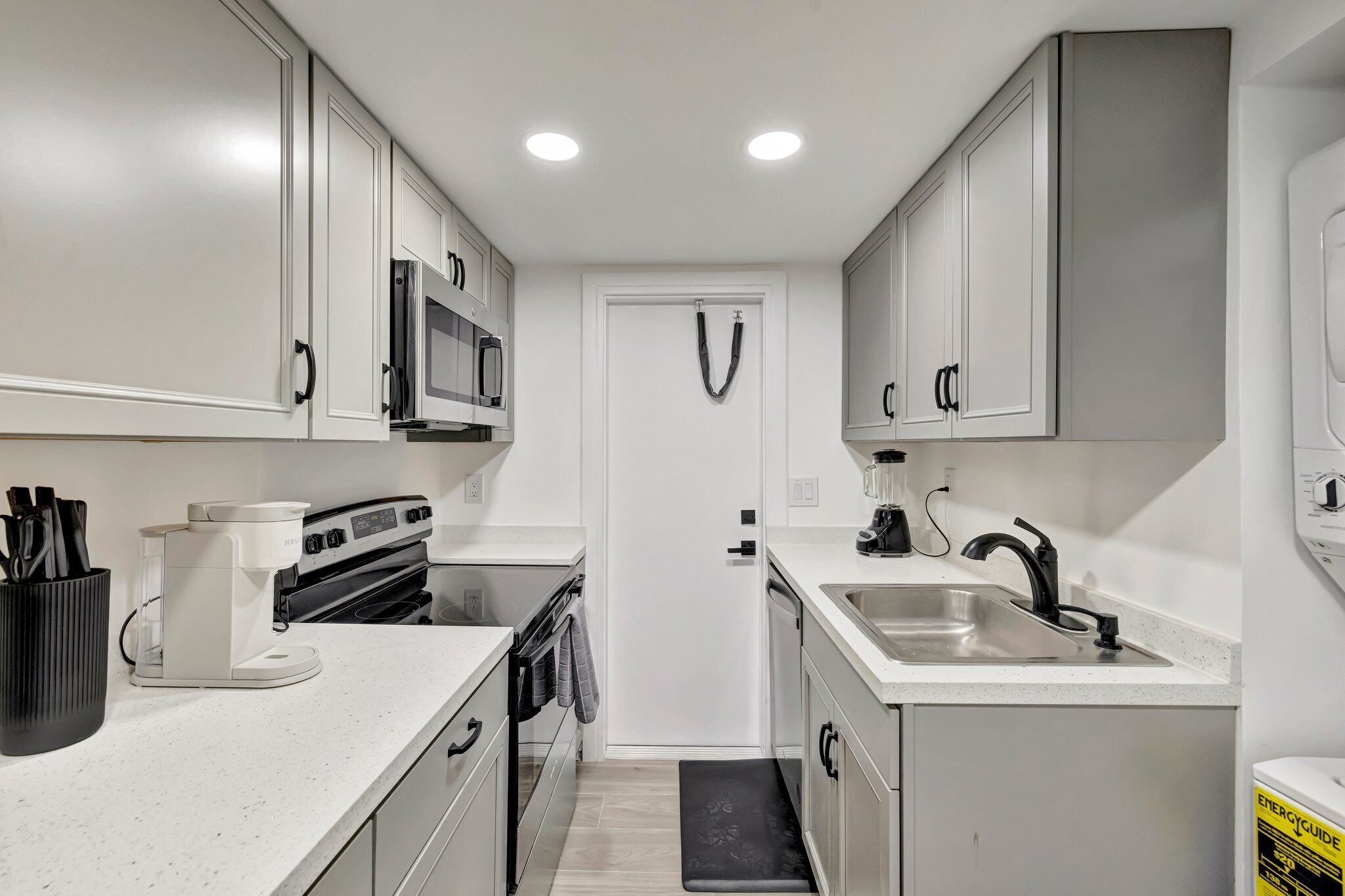 Deluxe Condo, 2 Bedrooms, Non Smoking, Patio | Private kitchen | Full-size fridge, microwave, oven, stovetop