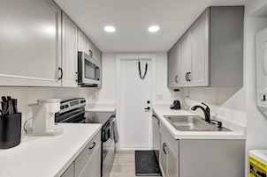 Deluxe Condo, 2 Bedrooms, Non Smoking, Patio | Private kitchen