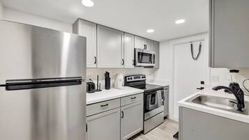 Deluxe Condo, 2 Bedrooms, Non Smoking, Patio | Private kitchen | Full-size fridge, microwave, oven, stovetop