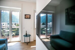 Deluxe-Apartment, Balkon, Stadtblick | Wohnbereich