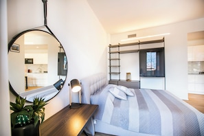 Deluxe-Apartment, Balkon, Stadtblick | 1 Schlafzimmer, Schreibtisch, Bügeleisen/Bügelbrett, kostenloses WLAN