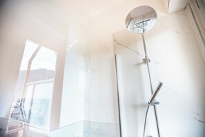 Lägenhet Deluxe - balkong - utsikt mot staden | Badrum | Dusch, gratis toalettartiklar, hårtork och handdukar