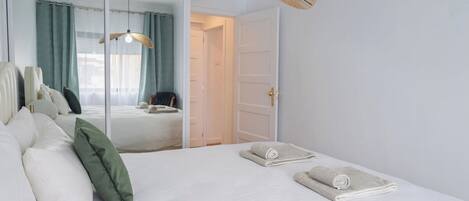 4 عدّة غرف نوم ومكواة/لوح كي وواي فاي وملاءات أسرّة