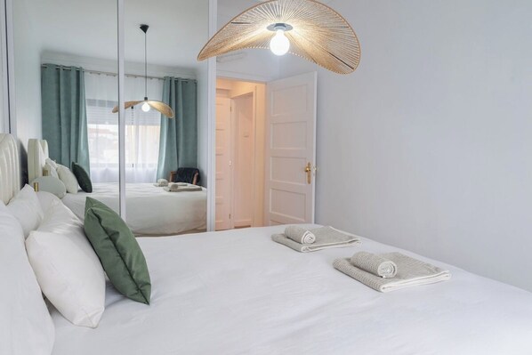 4 bedrooms, iron/ironing board, WiFi, bed sheets