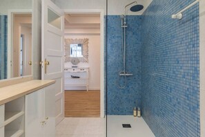 Shower, hair dryer, bidet - PURELY PORTO - Beautiful and spacious apartment in Bonfim district (Porto)