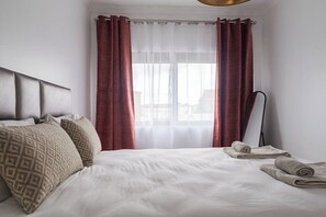 4 bedrooms, iron/ironing board, WiFi, bed sheets