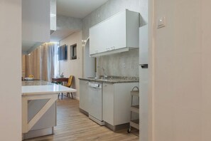 Fridge, oven, stovetop, dishwasher