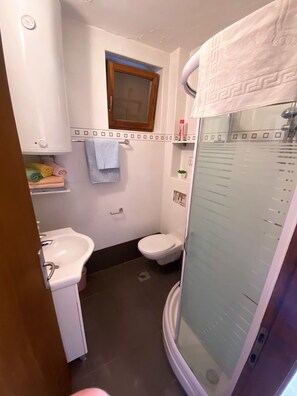 Haartrockner, Handtücher, Seife, Toilettenpapier