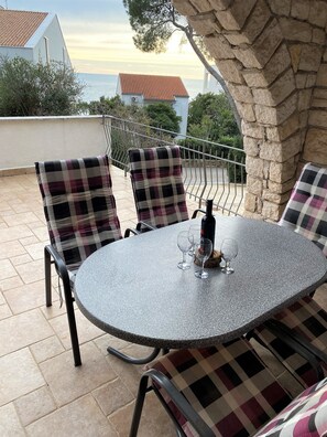 Outdoor dining - Balcony apartment on the beach in Rovinj (Rovinj)
