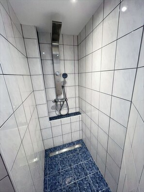 Douche, sèche-cheveux, serviettes fournies, savon