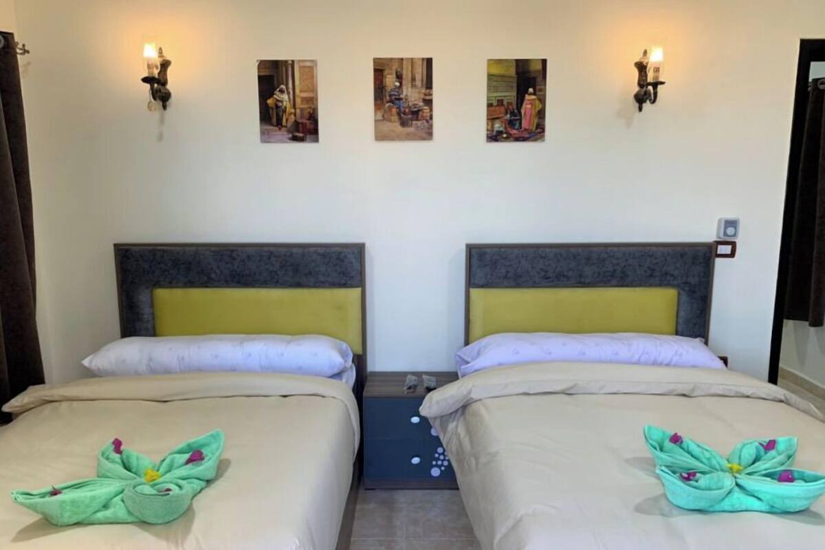 Habitación con 2 camas individuales, balcón | Wifi gratis