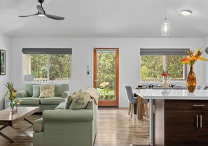 Smart-tv, een open haard, boeken en een computerscherm