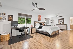 3 Schlafzimmer, Schreibtisch, Bügeleisen/Bügelbrett, Reisekinderbett
