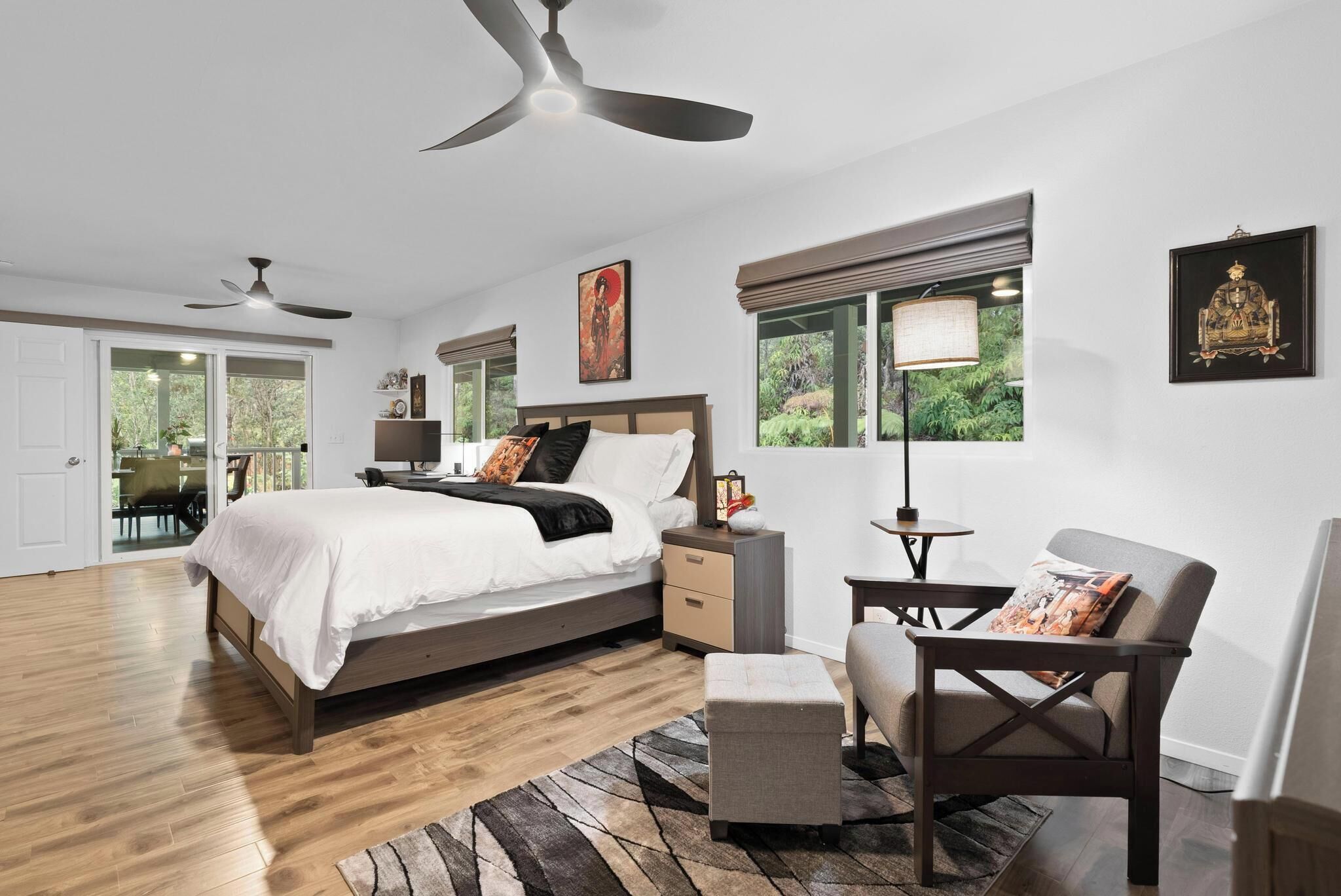 3 chambres, bureau, fer et planche à repasser, lit de bébé portatif