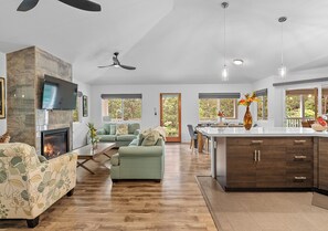 Smart-tv, een open haard, boeken en een computerscherm