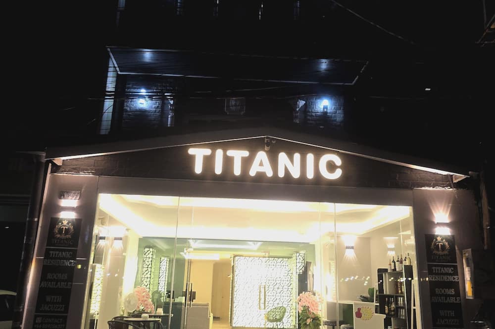 Titanic Residence - 7 minute walk to the Beach