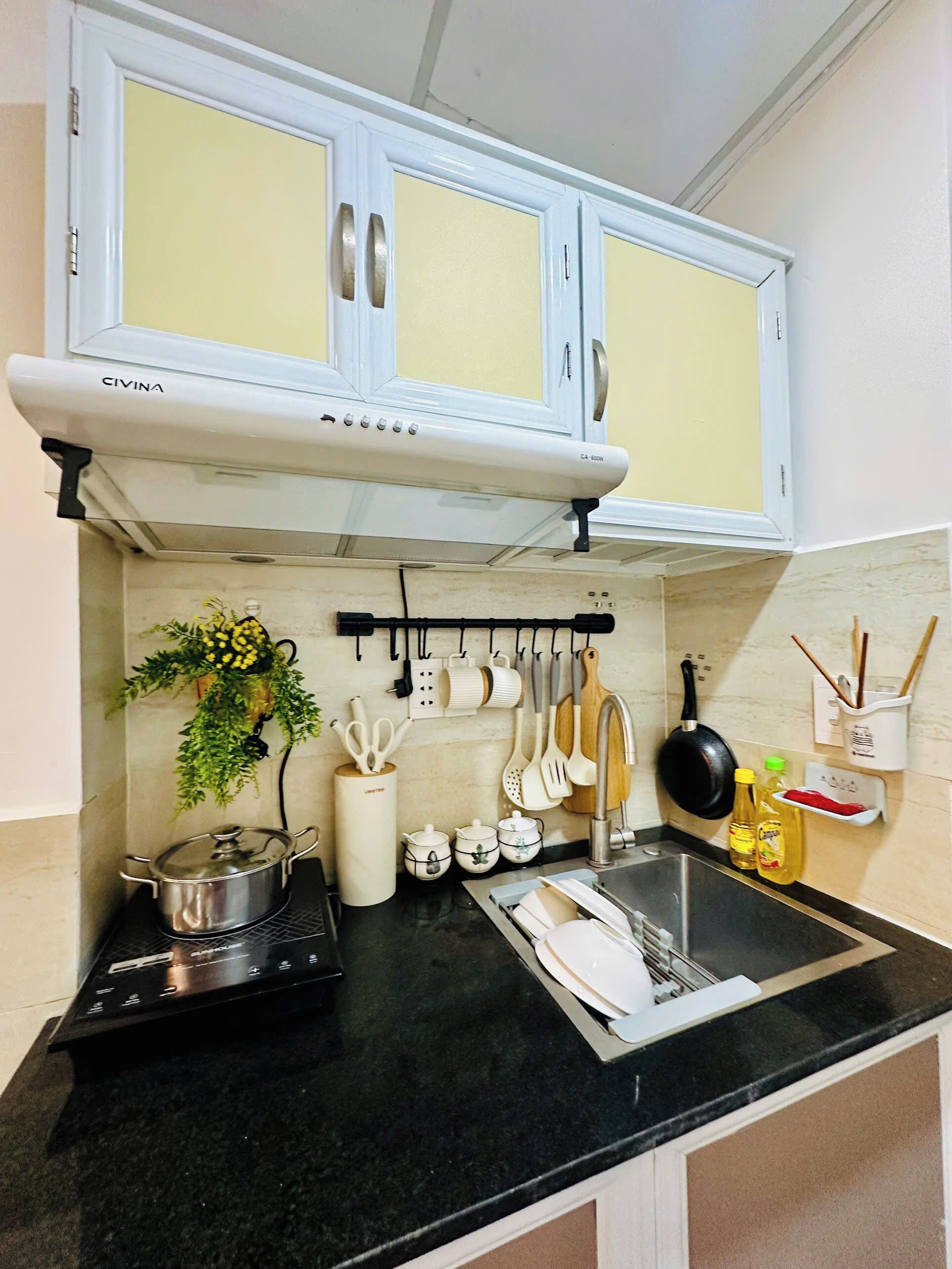 Estudio superior | Cocina privada | Frigorífico pequeño, placa de cocina y utensilios de cocina