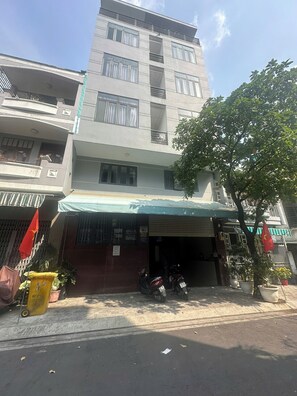 Vista frontal de la propiedad