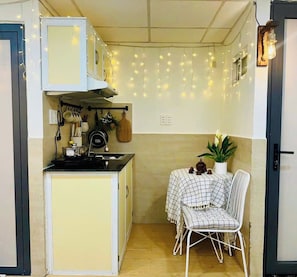 Frigobar, placa de cocina, utensilios de cocina