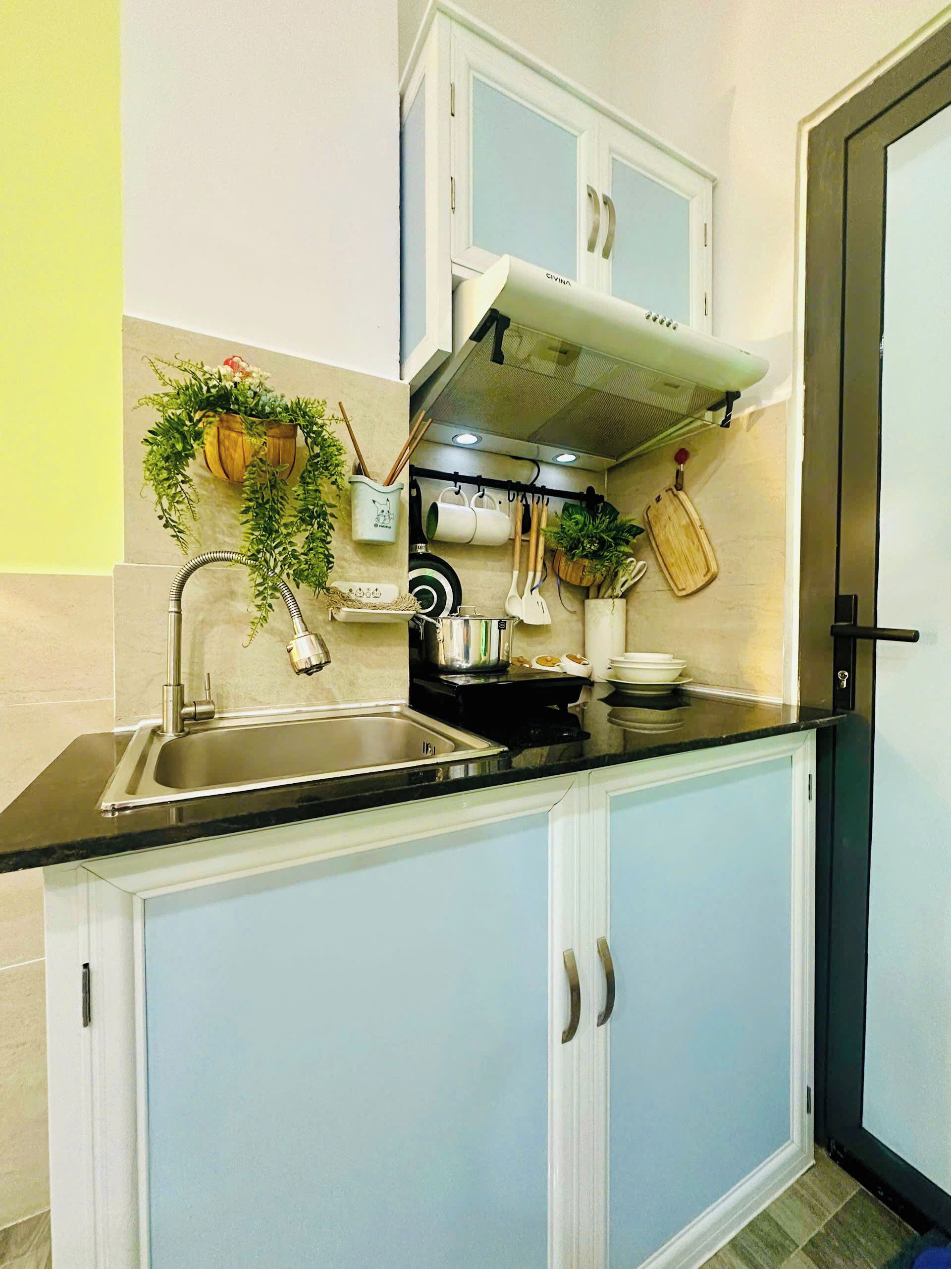 Estudio superior | Cocina privada | Frigorífico pequeño, placa de cocina y utensilios de cocina