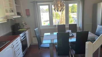 Apartment, 3 Bedrooms, Balcony, Garden View | Dining room