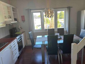 Leilighet, 3 soverom, balkong, hageutsikt | Spisestue