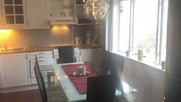 Apartment, 3 Bedrooms, Balcony, Garden View | Dining room