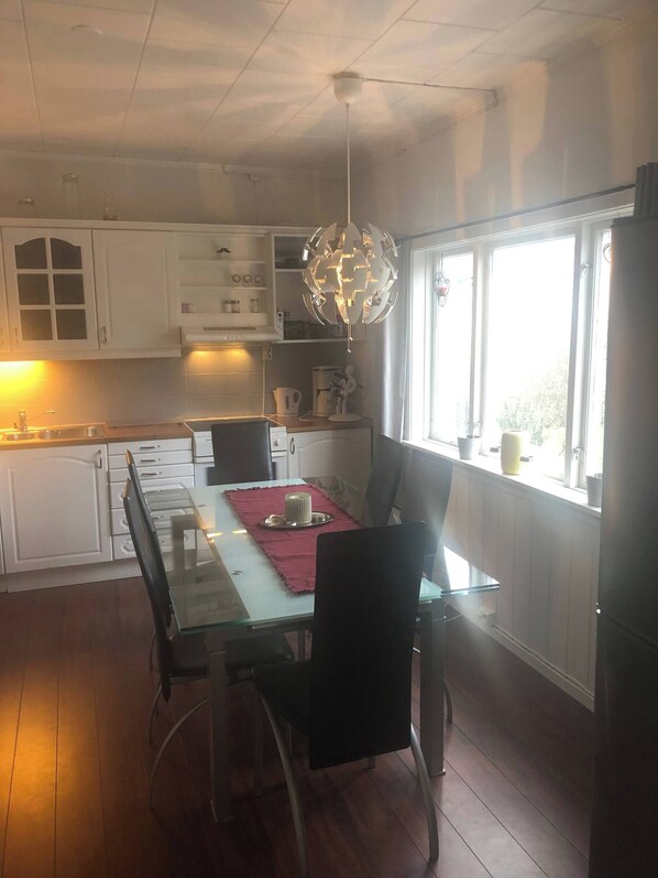 Apartment, 3 Bedrooms, Balcony, Garden View | Dining room - Higly Rated Superhost in Citycenter (Tønsberg)