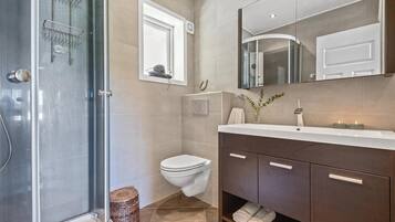 Apartment, 3 Bedrooms, Balcony, Garden View | Bathroom