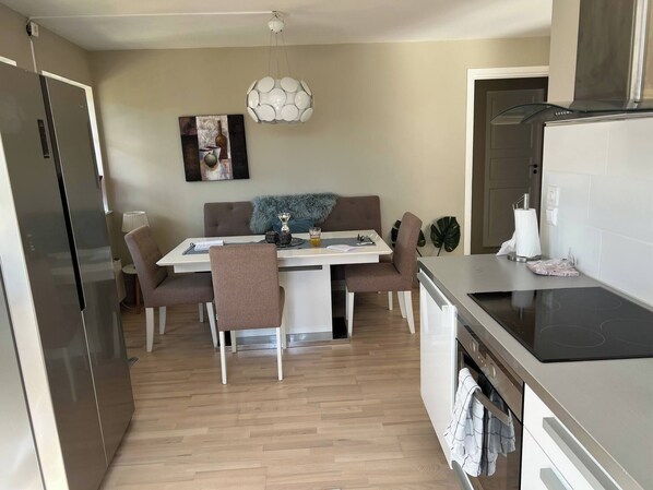 Apartment, 2 Bedrooms, Balcony, City View | Dining room