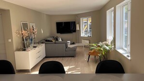 Apartment, 2 Schlafzimmer, Balkon, Stadtblick | Wohnzimmer