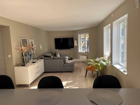 Apartment, 2 Bedrooms, Balcony, City View | Living room