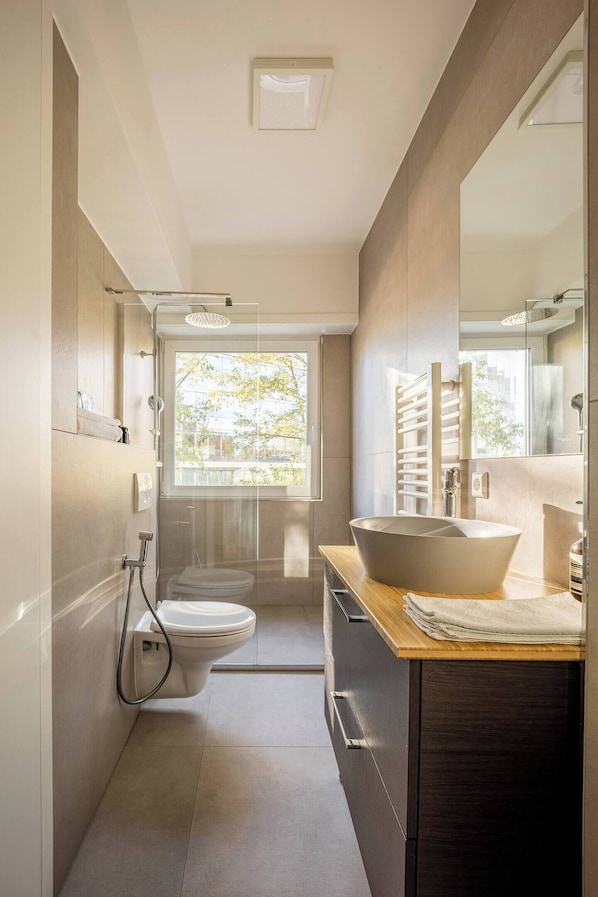 Dusche, Haartrockner, Bidet, Handtücher